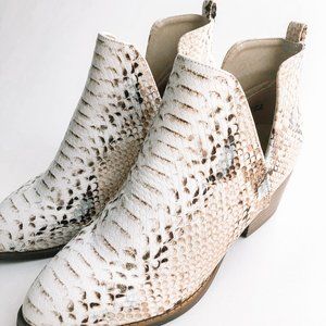 🎉3xHP Mid-week Refresh🎉CL by Laundry Block Heel Bootie Snakeskin Size 6.5